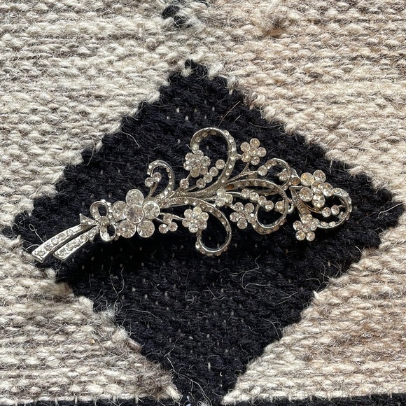 Vintage Jewelry - Vintage Brooch Bling Diamanté Leaf Floral Design - Costume Jewellery